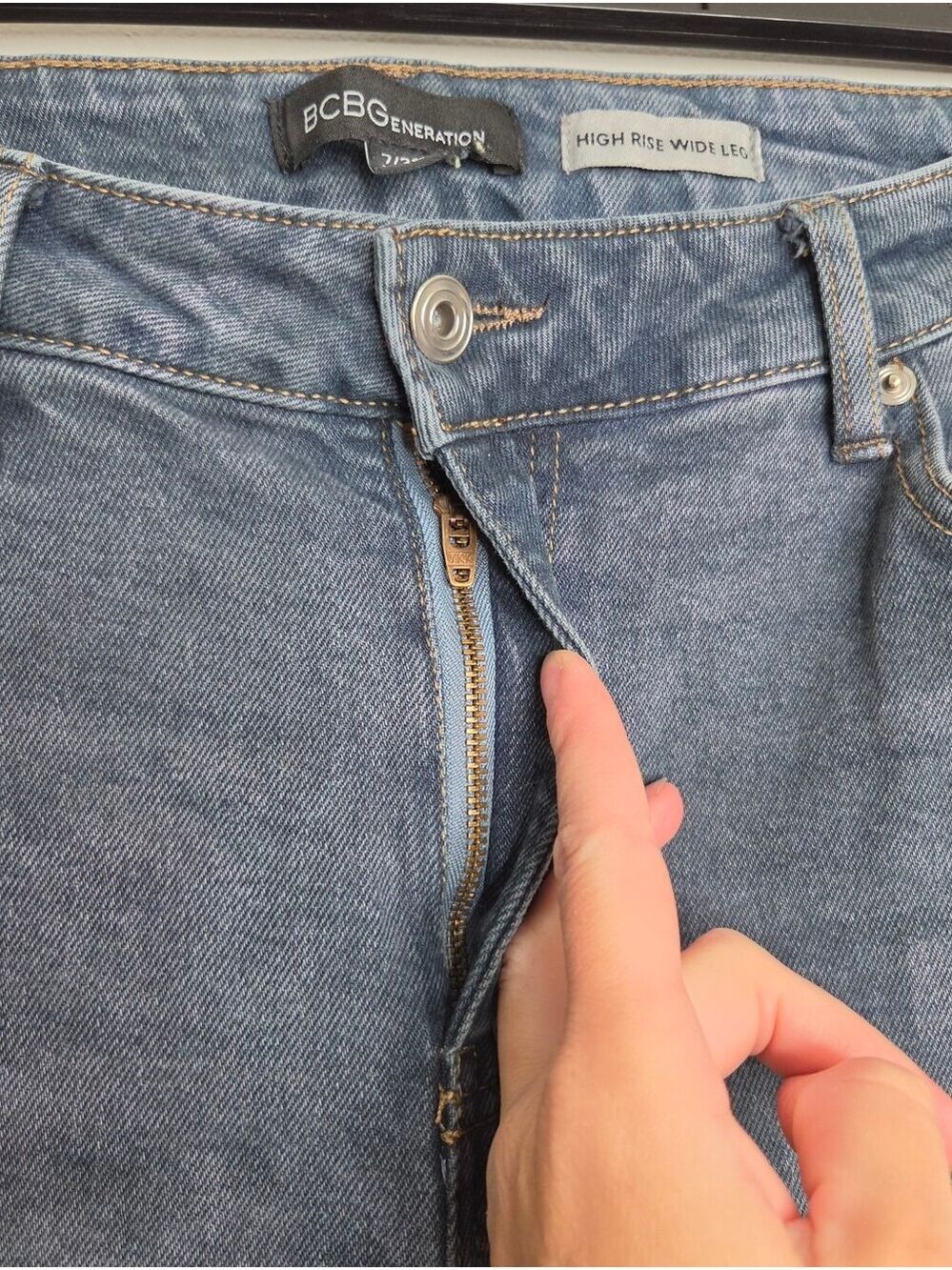 BCBG Generation High Rise Wide Leg Raw Hem Jeans Size 28/6 - Picture 6 of 16
